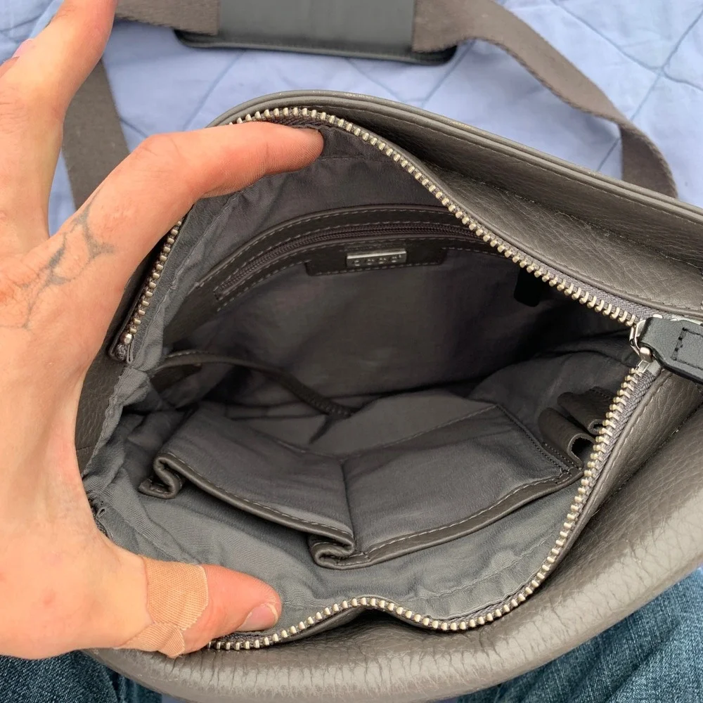 Vintage 2000s ECCO Ely pebbled leather men's crossbody messenger bag in grey